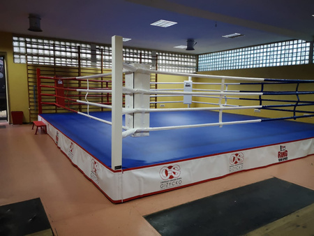 Profesjonalny ring bokserski z podestem 4 x 4 m