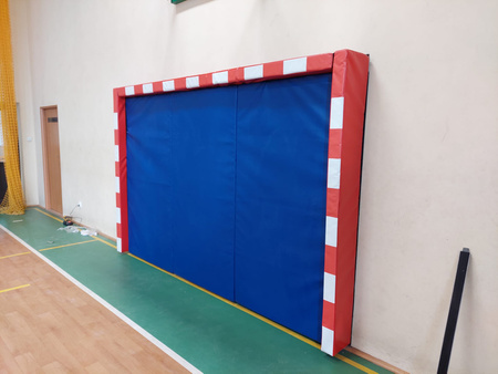 Bramka ścienna z materacy na salę gimnastyczną