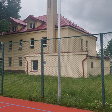 Ogrodzenie boiska sportowego z siatki stalowej