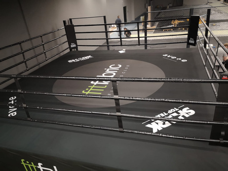Profesjonalny ring bokserski z podestem 5 x 5 m
