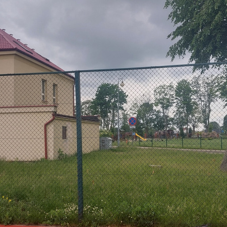 Ogrodzenie boiska sportowego z siatki stalowej