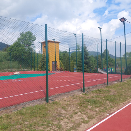 Ogrodzenie boiska sportowego z siatki stalowej