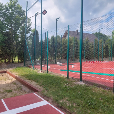 Ogrodzenie boiska sportowego z siatki stalowej
