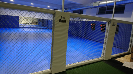 Panele MMA w formie ścian do oktagonu