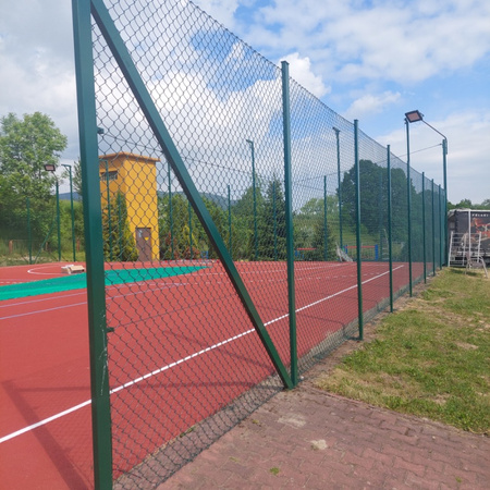 Ogrodzenie boiska sportowego z siatki stalowej