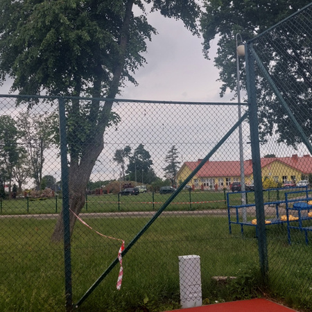 Ogrodzenie boiska sportowego z siatki stalowej