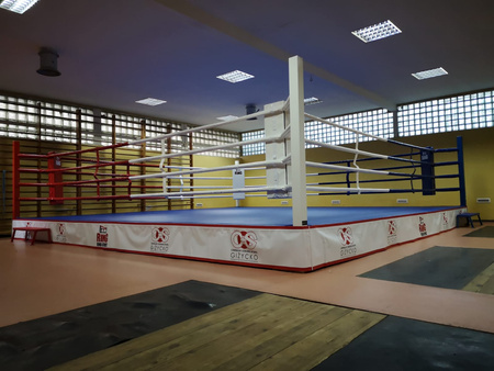 Profesjonalny ring bokserski z podestem 5 x 5 m