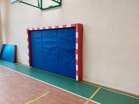 Bramka ścienna z materacy na salę gimnastyczną