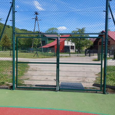 Ogrodzenie boiska sportowego z siatki stalowej